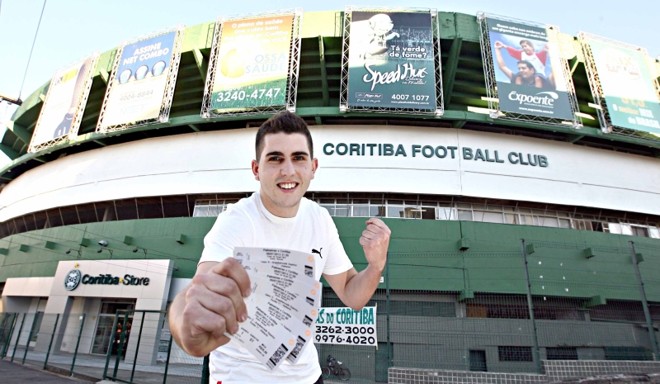 Alexandre Demantova, 19 anos, exibe ingressos da final. Ele comprou o bilhete número 1 | 