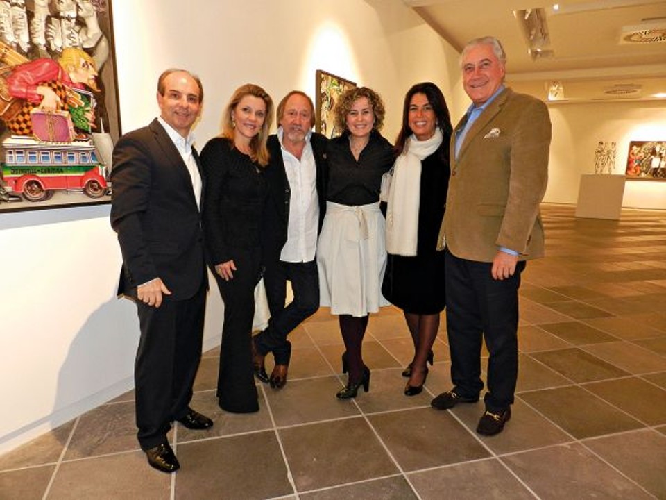 Juarez Machado (ao centro, de camisa branca) abriu a exposição Soixante-Dix, em comemoração aos seus 70 anos, na última quinta-feira, no Museu de Arte de Santa Catarina, em Florianópolis. De Curitiba seguiram seu marchand, Waldir Simões de Assis, e sua mulher, Flávia (ambos à esq.), e o casal Marcia Almeida e Delfim Correa (à dir.). Também na foto, Melina Mosimann (de saia branca), namorada do pintor | 