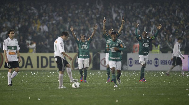 Palmeirenses comemoram o gol de Betinho que garantiu o empate e o título da Copa do Brasil | Jonathan Campos / Gazeta do Povo