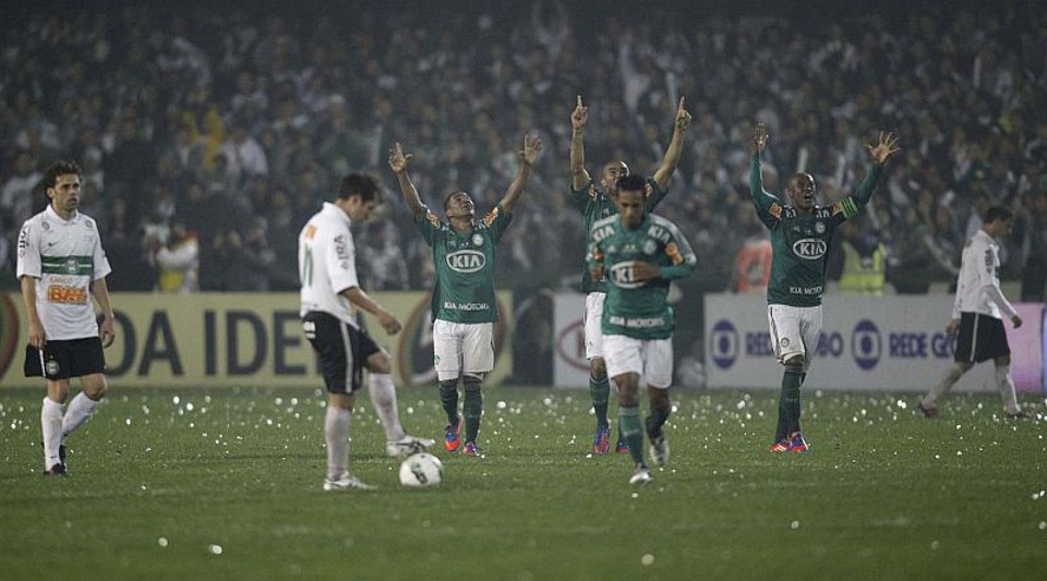 Palmeirenses comemoram o gol de Betinho que garantiu o empate e o título da Copa do Brasil | Jonathan Campos / Gazeta do Povo