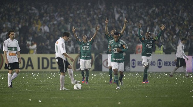 Palmeirenses comemoram o gol de Betinho que garantiu o empate e o título da Copa do Brasil | 