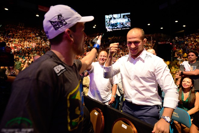 Maia é cumprimentado por Junior Cigano |
