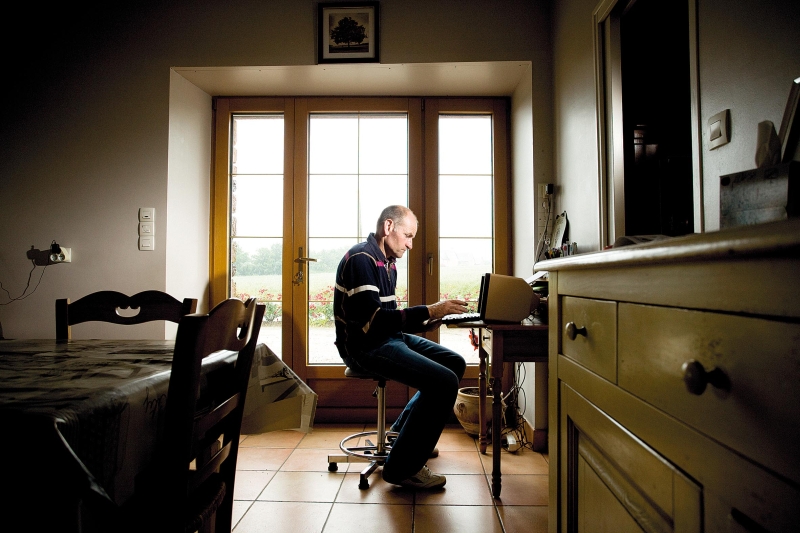 O produtor de leite Yves Denais, de 47 anos, utiliza o seu Minitel na região da Bretanha, na França, onde vive: para ele os computadores são ok, mas ele afirma que não é muito ligado na internet | Ed Alcock/The New York Times