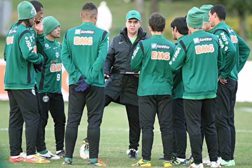 Marcelo Oliveira conversa com os jogadores do Coxa: hora da virada no Brasileiro | Felipe Rosa/ Gazeta do Povo