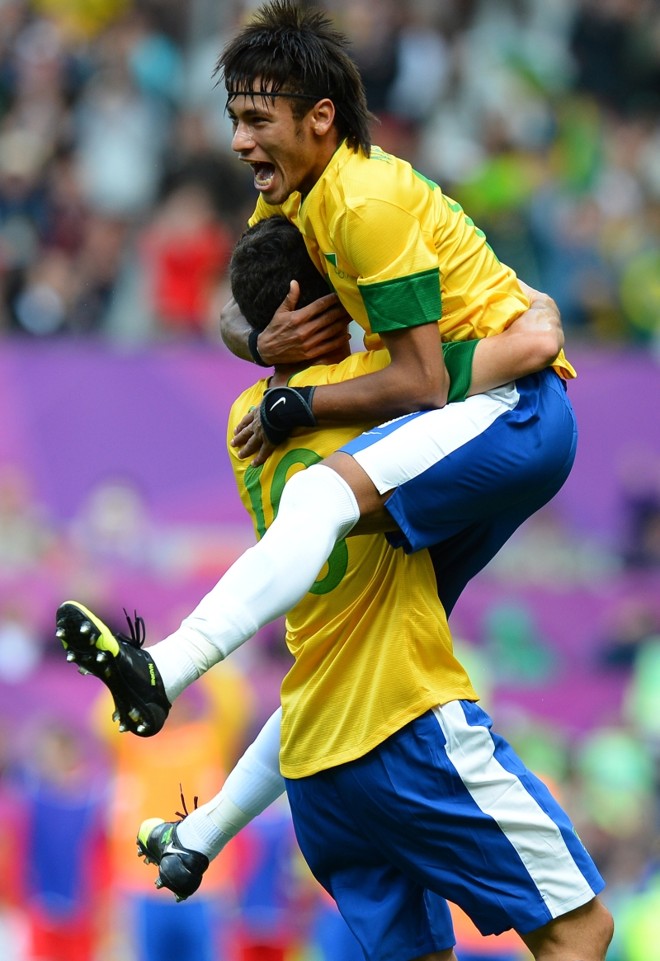 Neymar ganha colo de Oscar após o terceiro gol em Manchester | 
