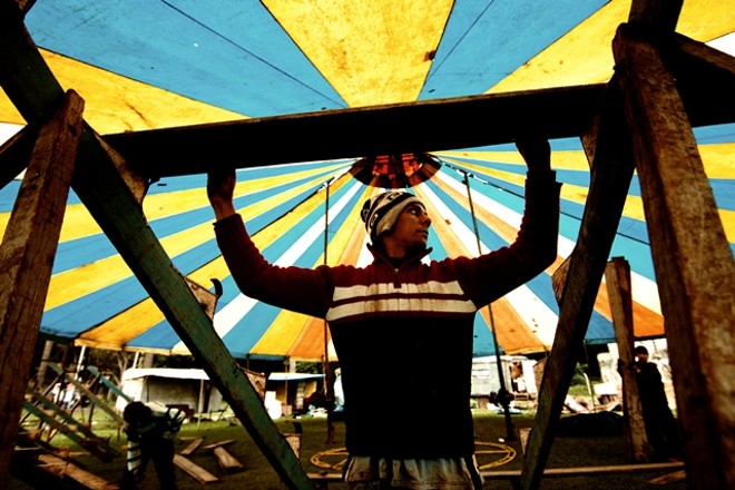 Montagem do circo faz parte do trabalho do artista |