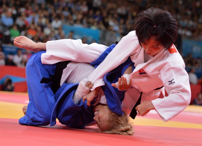 A norte-coreana An Kum Ae (branco) e a italiana Rosalba Forciniti (azul) disputam luta do judô, categoria até 52 quilos |
