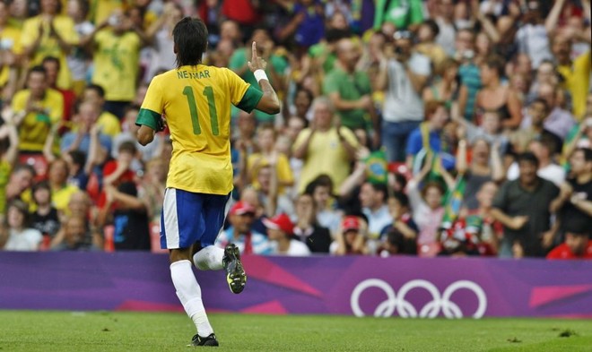 Neymar celebra o seu gol de cabeça contra o Egito | 