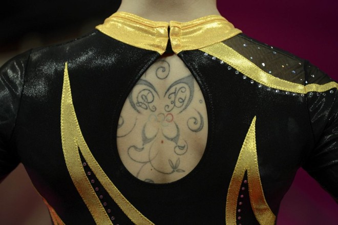 Tatuagem olímpica se destaca nas costas da ginasta polonesa Marta Pihan-Kulesza |