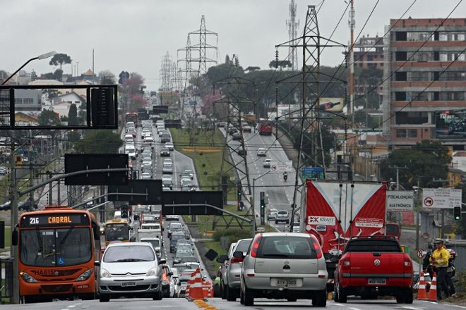 Carros dividem pista na Avenida das Torres | 