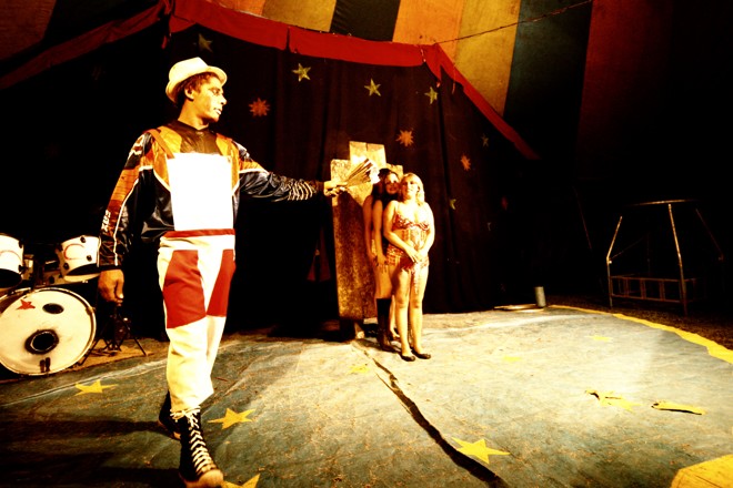 Cheirosinho, o atirador de facas, pede animação e música alta |