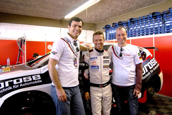O presidente da Brose do Brasil, José Bosco Silveira Júnior (à esq.), e o vice, Charles Tubero (à dir.), recepcionaram o piloto português Tiago Monteiro na etapa Brasil do WTCC (Campeonato Mundial de Carros de Turismo) neste domingo, no Autódromo Internacional, em Pinhais. Tiago, que é patrocinado pela multinacional alemã, já subiu 12 vezes ao pódio | Marcos Pereira