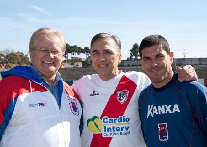 O Hospital Costantini, dirigido pelo cardiologista Costantino Costantini (ao centro), acaba de fechar uma parceria com o Paraná Clube para cuidar da saúde dos jogadores. No último sábado, ele participou de um jogo comemorativo entre a equipe do hospital e a diretoria do time na Vila Olímpica, no Boqueirão. Também na foto, o presidente do Paraná Clube, Rubens Bohlen (à esq.), e o técnico e ex-jogador Ricardinho | 