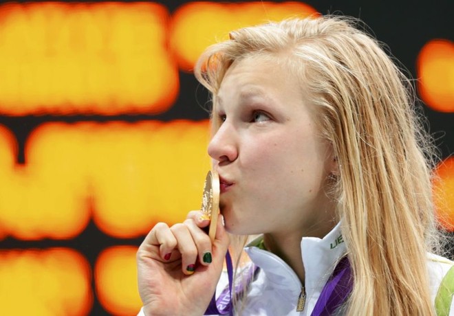 Ruta Meilutyte beija a medalha conquistada na prova dos 100m peito |