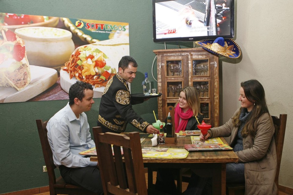 Há três meses em funcionamento o restaurante Soft Tacos Batel oferece atendimento e cardápio em inglês para quem quer praticar o idioma | Arquivo / Gazeta do Povo