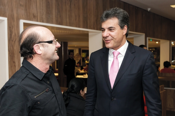 O governador Beto Richa atendeu ao convite de seu amigo Rachid Cury Filho (à esq.) e foi prestigiar a reinauguração do Kharina Batel na última terça-feira. Beto contou à coluna que frequentava a tradicional lanchonete com os colegas da turma de engenharia da PUCPR | Amarildo Henning