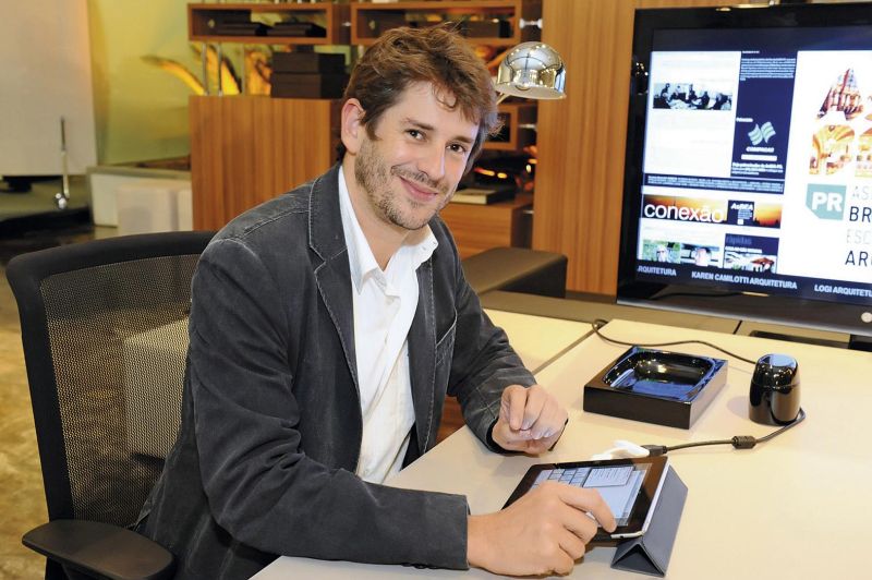 O designer Guilherme toma cuidado ao usar o tablet para evitar lesões | Divulgação