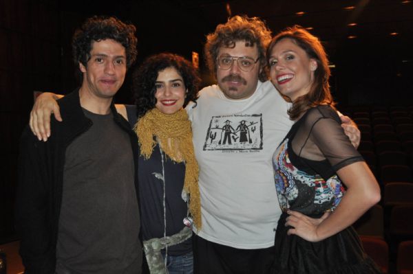 A atriz Letícia Sabatella e a cantora Thaís Gulin (à dir.) foram as estrelas do show Já Tive Uns Ataques, Vou Ter Mais Síncope, apresentado sexta e sábado passados no Teatro Alcides Munhoz do Clube Curitibano. O espetáculo foi idealizado pelo músico, ator e escritor curitibano Luiz Felipe Leprevost (de camiseta branca) e contou também com a participação do músico Fernando Alves (à esq.) | Comunicação Clube Curitibano