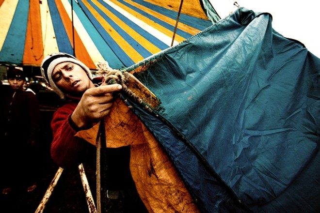 Montagem da tenda é trabalho pesado |