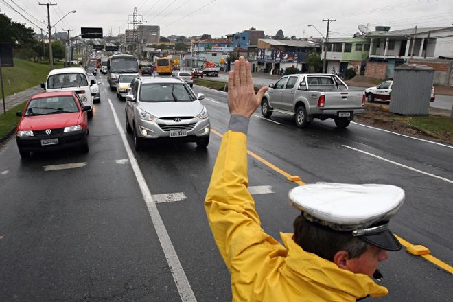 Guarda orienta o trânsito na Avenida das Torres | 