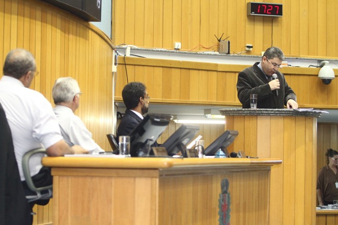 Funcionário lê relatório da Cp da Centronic |