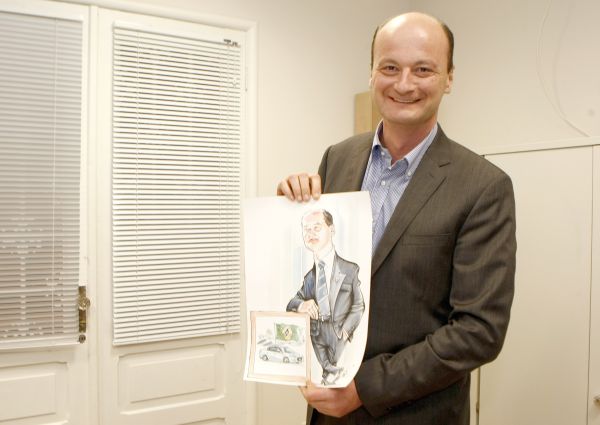 O presidente da Renault do Brasil, Olivier Murguet (foto), fez ontem uma visita de cortesia à Gazeta do Povo, acompanhado do diretor de comunicação da montadora, Carlos Henrique Ferreira. Os dois foram recebidos pelo presidente executivo do GRPCom, Guilherme Döring Cunha Pereira, e pela diretora da Unidade de Jornais da Gazeta do Povo, Ana Amélia Cunha Pereira Filizola. Na saída, Murguet ganhou uma charge sua feita pelo chargista Paixão | Hugo Harada/Gazeta do Povo