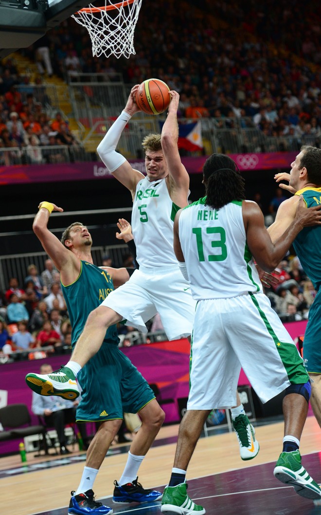 Thiago Splitter infiltra para a bandeja no meio da marcação australiana |