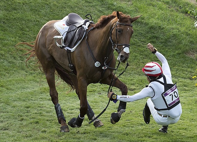 O japonês Yoshiyaki Oiwa caiu na prova do Cross Country |