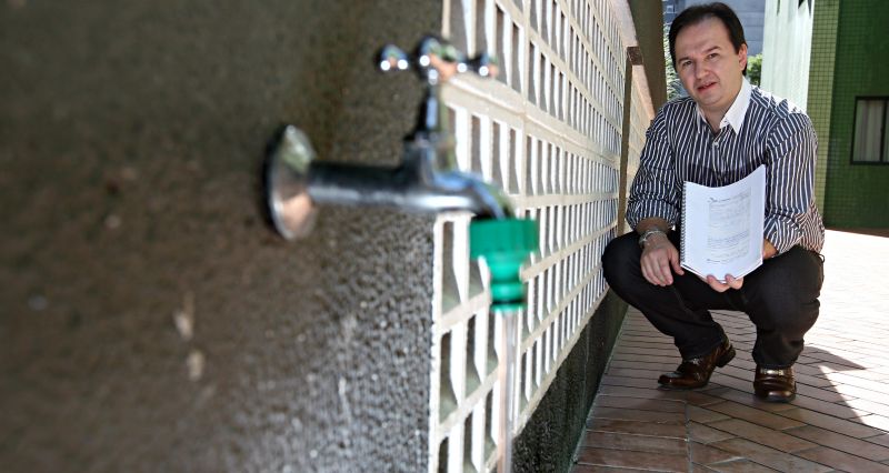 Milton Agostinho Junior, síndico do edifício Monte Verdi, tentou implantar a medição individualiza- da para dividir a conta de água do condomínio | Felipe Rosa/ Gazeta do Povo