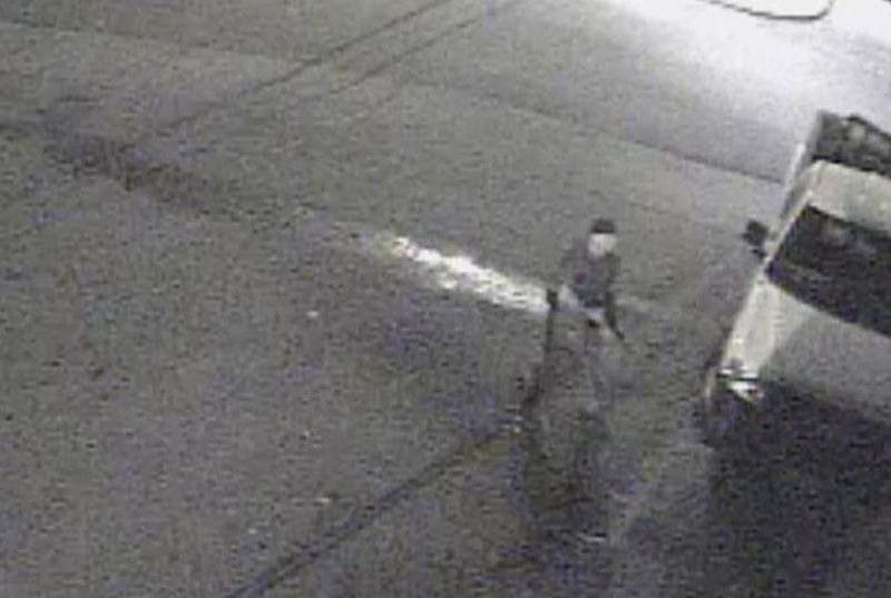 Departamento de polícia de Tuscaloosa, no Alabama, divulgou imagem de suspeito de tiroteio, fugindo de bar | REUTERS/Tuscaloosa Police Department/Handout