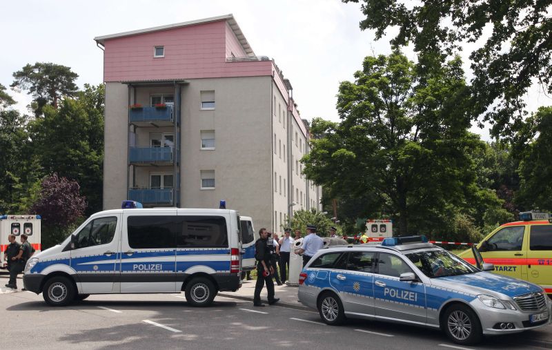 Polícia em frente ao prédio onde homem fez quatro reféns na cidade de Karlsruhe, no sudoeste da Alemanha | AFP PHOTO / DANIEL ROLAND