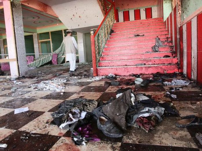 Um homem afegão caminha pelo local onde aconteceu um ataque de homem-bomba durante um casamento, na província de Samangan, no norte do Paquistão. O homem matou neste sábado um importante político opositor do Taliban e outros 22 convidados em um casamento, disseram autoridades | REUTERS/Stringer