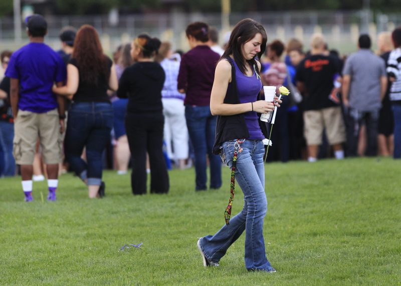 Estudante chora ao deixar memorial em homenagem às vítimas de tiroteio em sala de cinema em Aurora, no Colorado | REUTERS/Shannon Stapleton