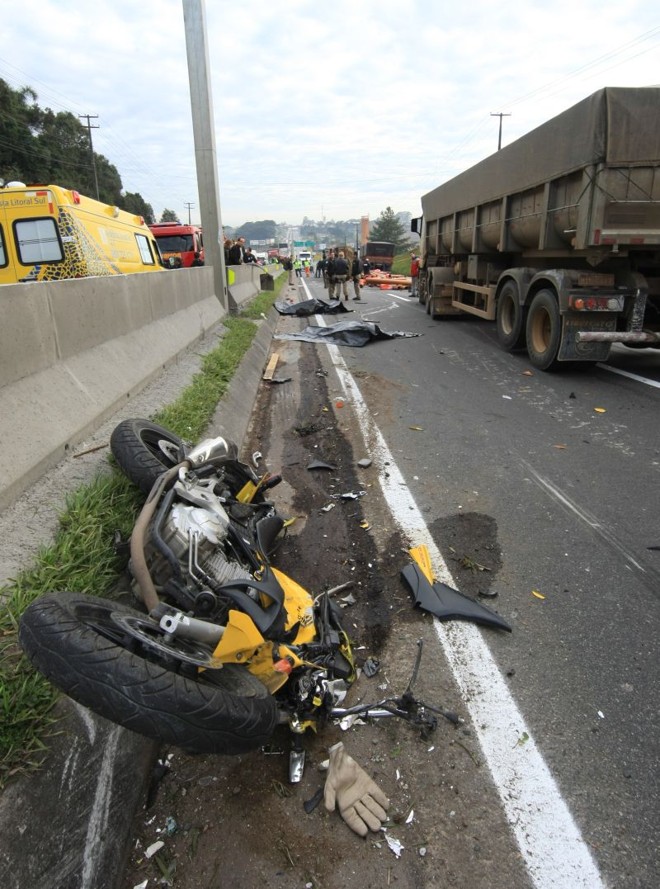 Duas motos se envolveram no engavetamento |