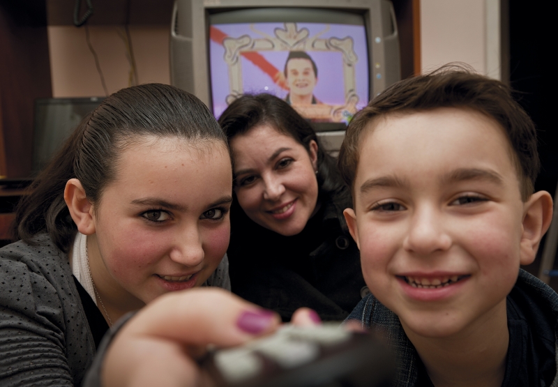 Cláudia Miranda com os filhos Isabela e Alexandre: exercício diário de controle do consumismo | Marcelo Andrade/Gazeta do Povo