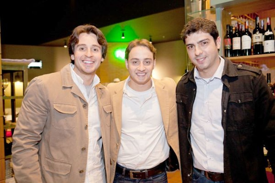 Marcello Lorenzetti, Gian Zambon (ambos à esq.) e Leonardo Machado comandaram a inauguração do Babilônia Gastronomia e Cia., em Blumenau, na última quinta-feira. O restaurante fica no Shopping Neumarkt, o mais badalado do Vale do Itajaí. É o primeiro fora de Curitiba | Adriel Douglas/IMAGECARE