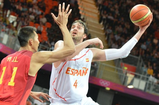 O ala Pau Gasol, astro da seleção espanhola, avança para pontuar na vitória sobre a China |