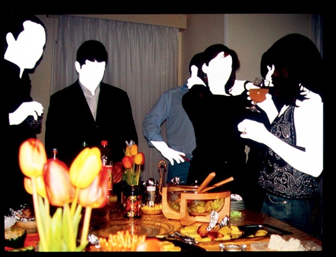 Amirali Ghasemi é o artista responsável pela polêmica série Festa, que mostra jovens iranianos se divertindo em festas particulares, mas com os rostos apagados |