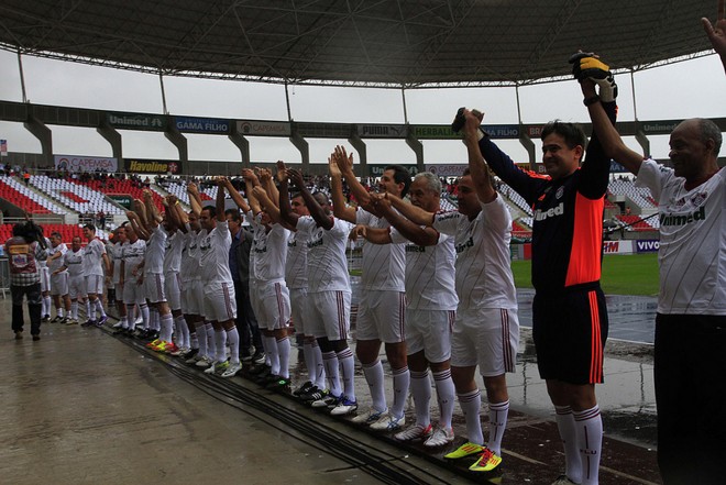 Veteranos do Flu, comandados por Assi, no canto direito, saúdam a torcida antes do amistoso comemorativo dos 100 anos do Fla-Flu |