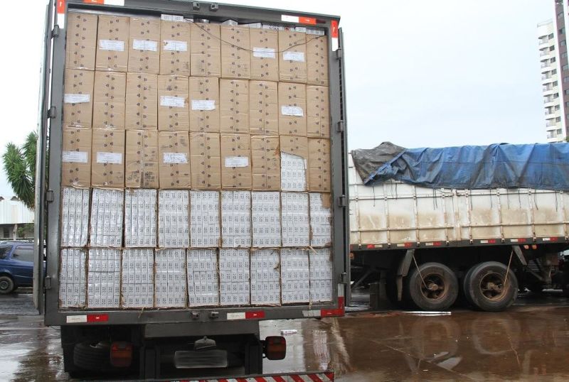 Dois caminhões baú e uma carreta bitrem foram apreendidos com carga ilegal de cigarros no Oeste do Paraná | Receita Federal/Divulgação