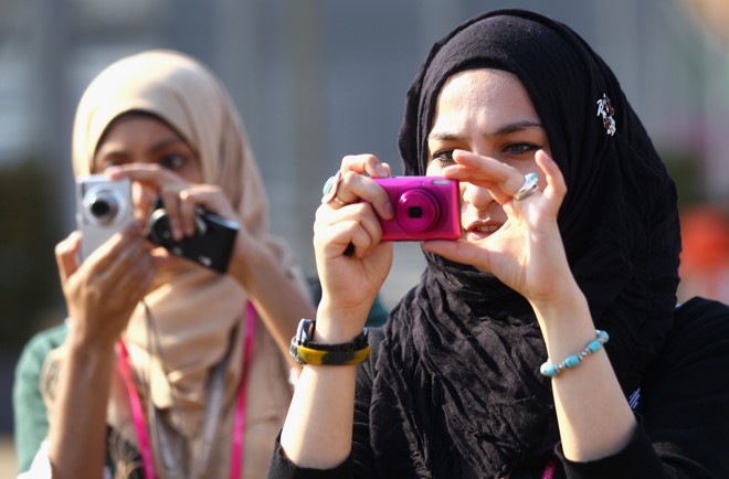 Mulheres muçulmanas usam máquinas fotográficas bem ocidentais na Vila Olímpica | 