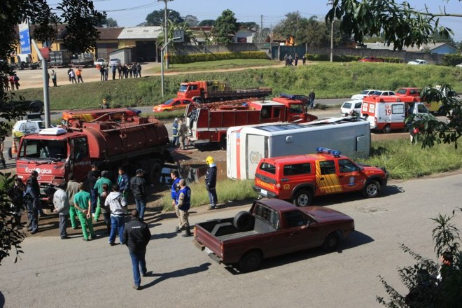 O acidente entre um micro-ônibus e uma van aconteceu por volta das 11 horas |