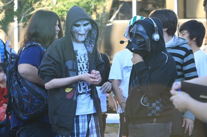 Jovens vestidos de personagens de jogos eletrônicos, mangás e desenhos animados japoneses |