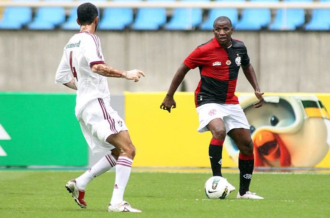 Adílio, meia do campeoníssimo Flamengo dos anos 80, tenta passar pela marcação do Fluminense |