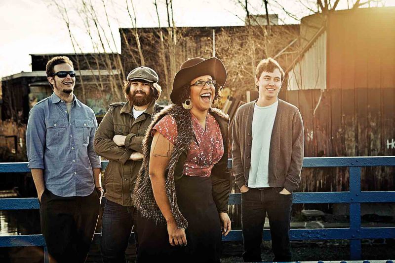 A surpreendente Brittany Howard (ao centro) e sua banda desbancaram Adele do topo das paradas britânicas | Divulgação