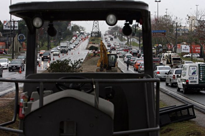 Canteiro central da Av. das Torres abriga as máquinas da obra | 