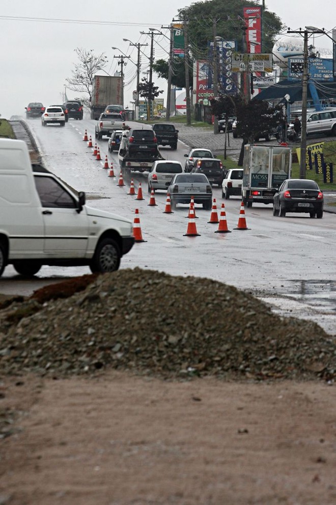 Carros circulam por apenas duas das três faixas | 