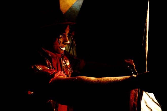 A espiadinha antes de entrar em cena |