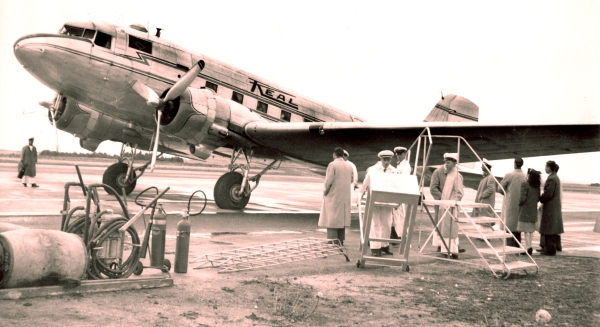 Douglas DC3 da Real em 1946, ano em que o Aeroporto Afonso Pena substituiu o uso do Bacacheri como terminal de passageiros | Acervo Cid Destefani