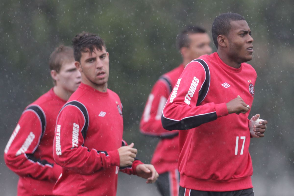 Marcelo (à direita) e Bruno Furlán (primeira à esquerda) disputam vaga de titular no ataque do Rubro-Negro ao lado de Tiago Adan | Allan Costa Pinto / Tribuna do Paraná